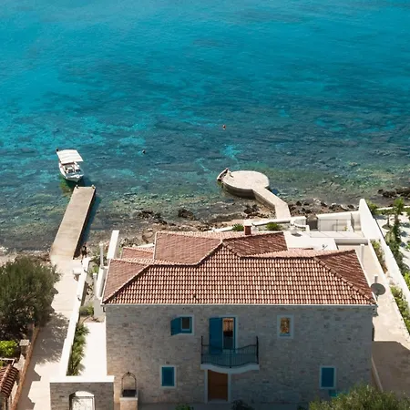Azzuro Vela Luka